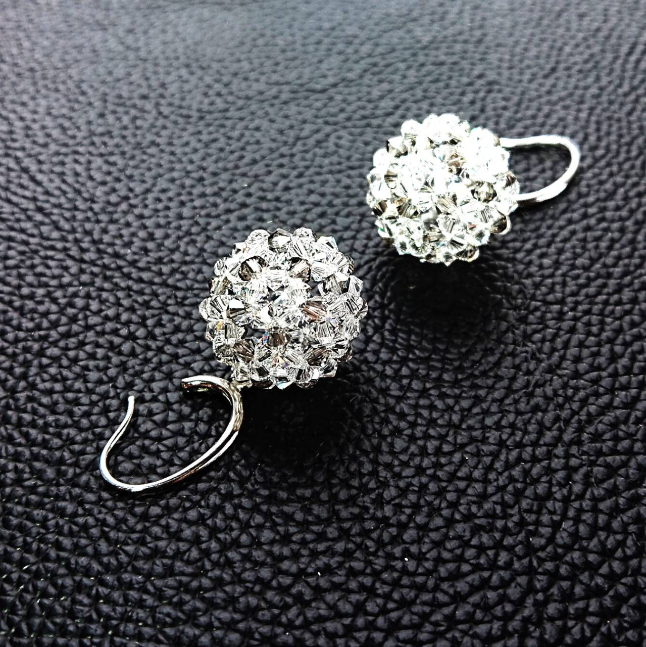 透明なクリスタル・ビーズC-60のあじさいピアス