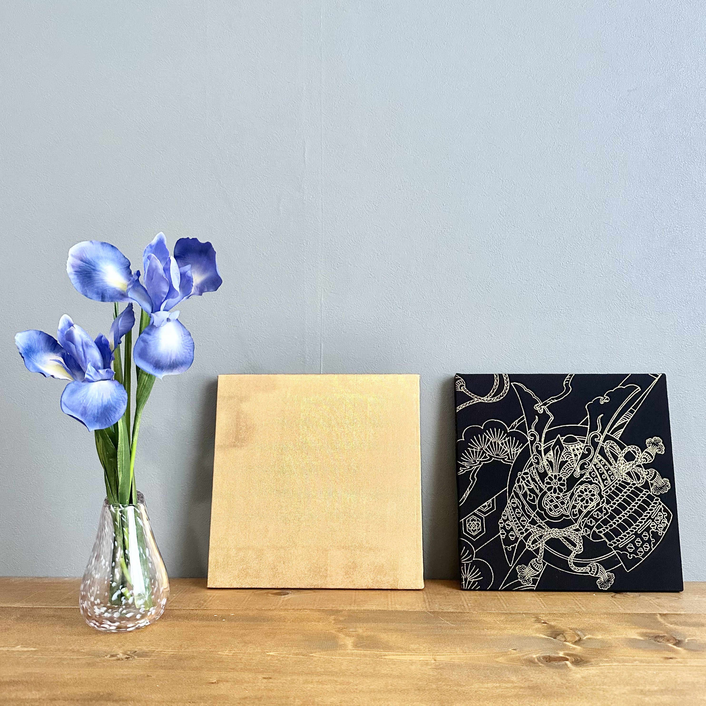 着物のファブリックパネル　ハレの日　漆黒に金色の兜(2枚セット）27×27cm 古民家　和室　こどもの日　兜　七五三