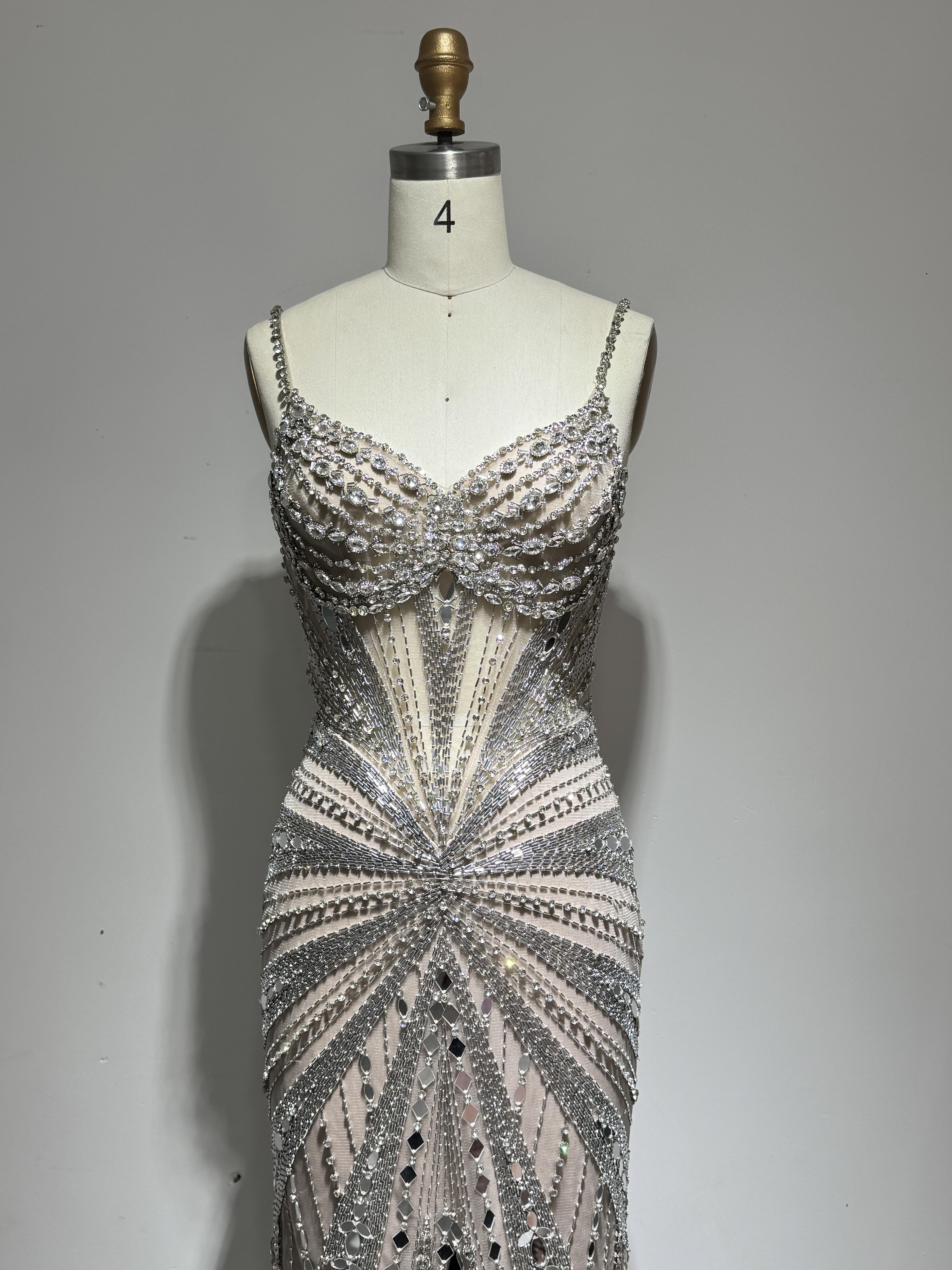 豪華　カラードレス　セクシー　タイトスカート　たっぷりなビジュー　目立つおしゃれ　スリットファスナー発表会演奏会上品優雅