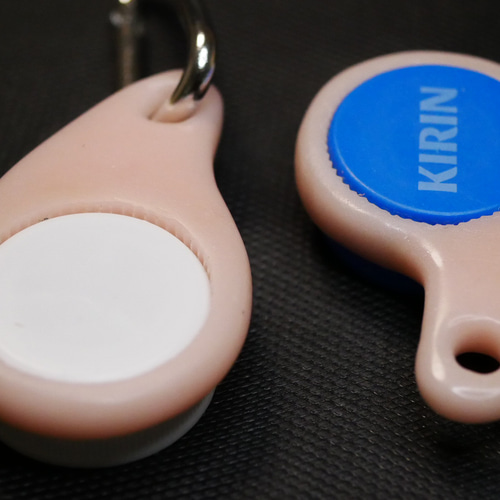 ペットボトルキャップオープナー☆カンマ形☆カラビナ付き その他