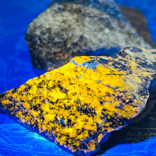 満天の星空✨ アフガニスタン産 ラピスラズリ 原石 2個セット 蛍光鉱物