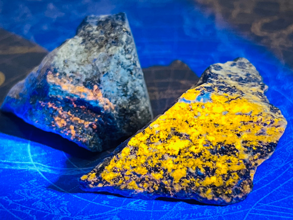 満天の星空✨ アフガニスタン産 ラピスラズリ 原石 2個セット 蛍光鉱物