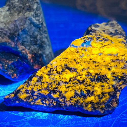 【あ】ラピスラズリ114ｇ 原石 アフガニスタン産 天然石　インテリア 満天の星空✨ アフガニスタン産 ラピスラズリ 原石 2個セット