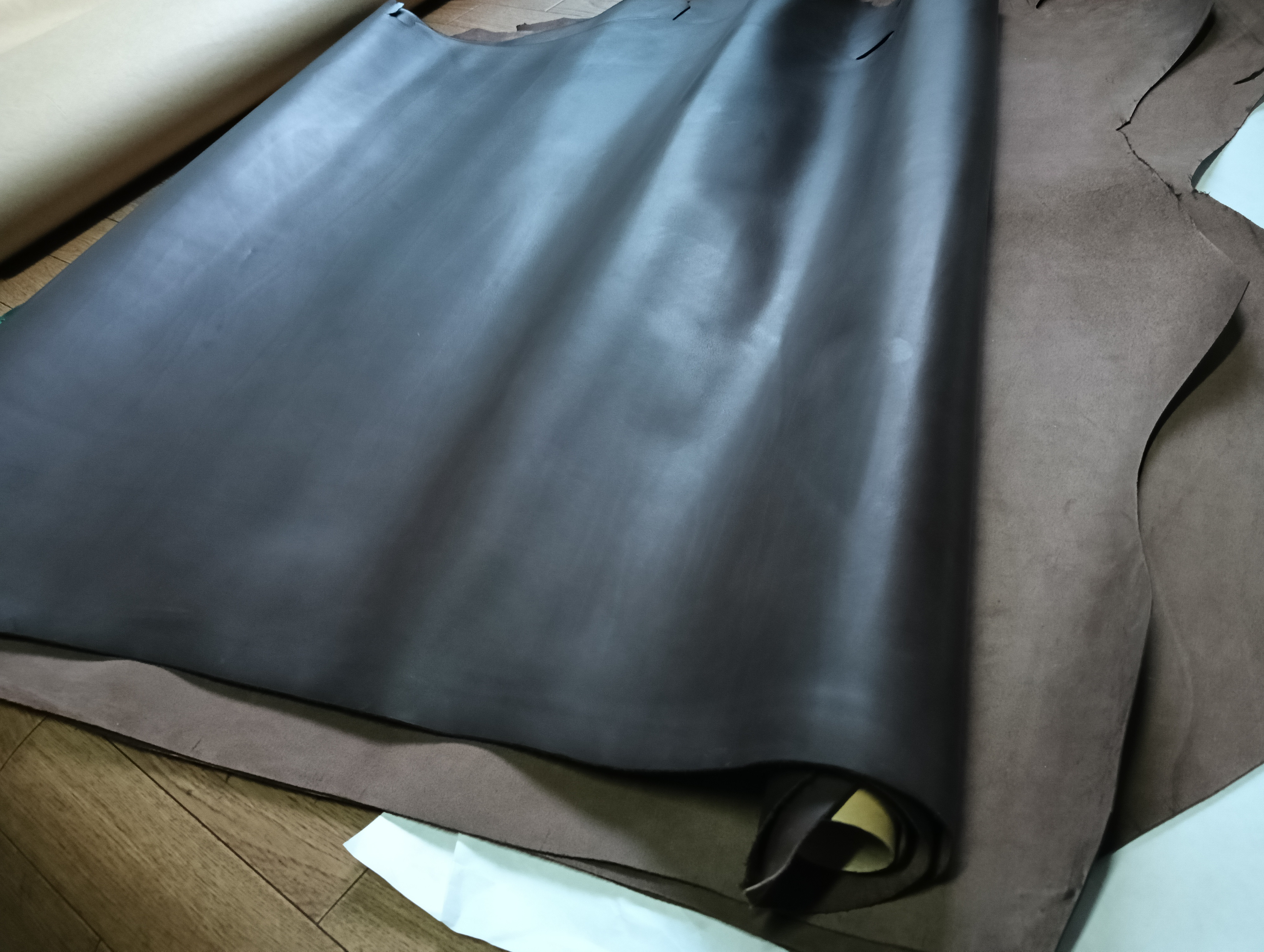 イタリア　veneta社　牛革　kip ダークブラウン系　大きさ125デシ前後　厚さ1.1mm程度