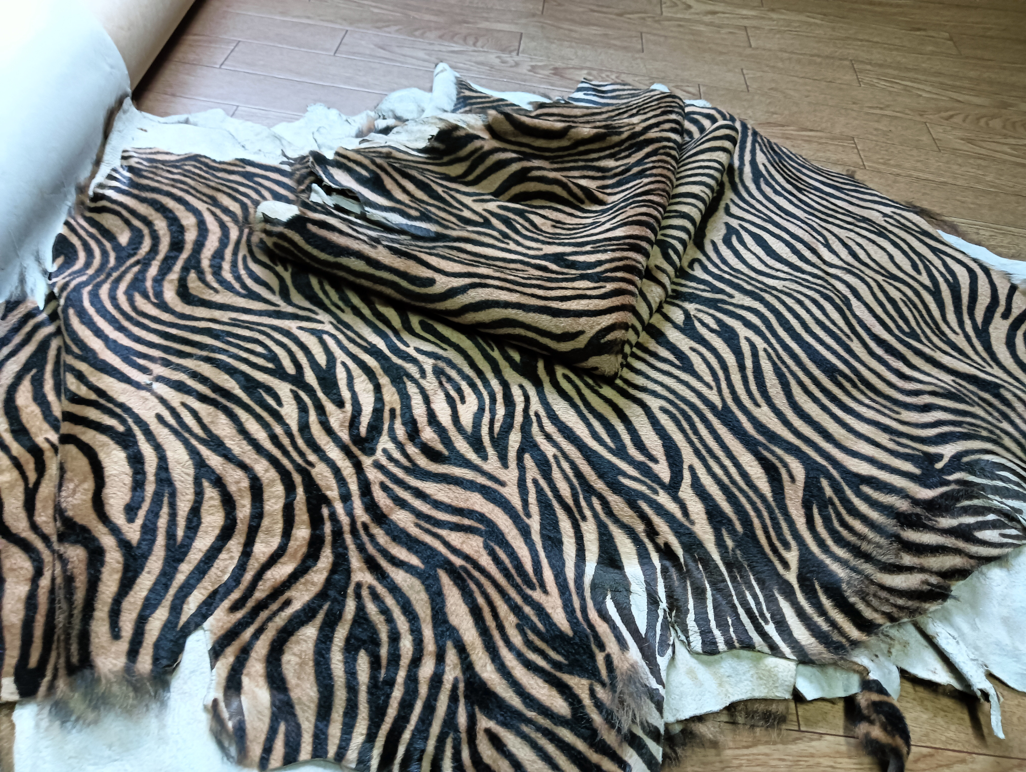 イタリア　ABIP社　ムートン調（毛皮）大きさ33デシ程度　厚さ0.8mm程度