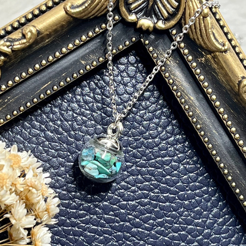 Mystic Orb – 天然石のカプセル ネックレス フローライト ラピスラズリ