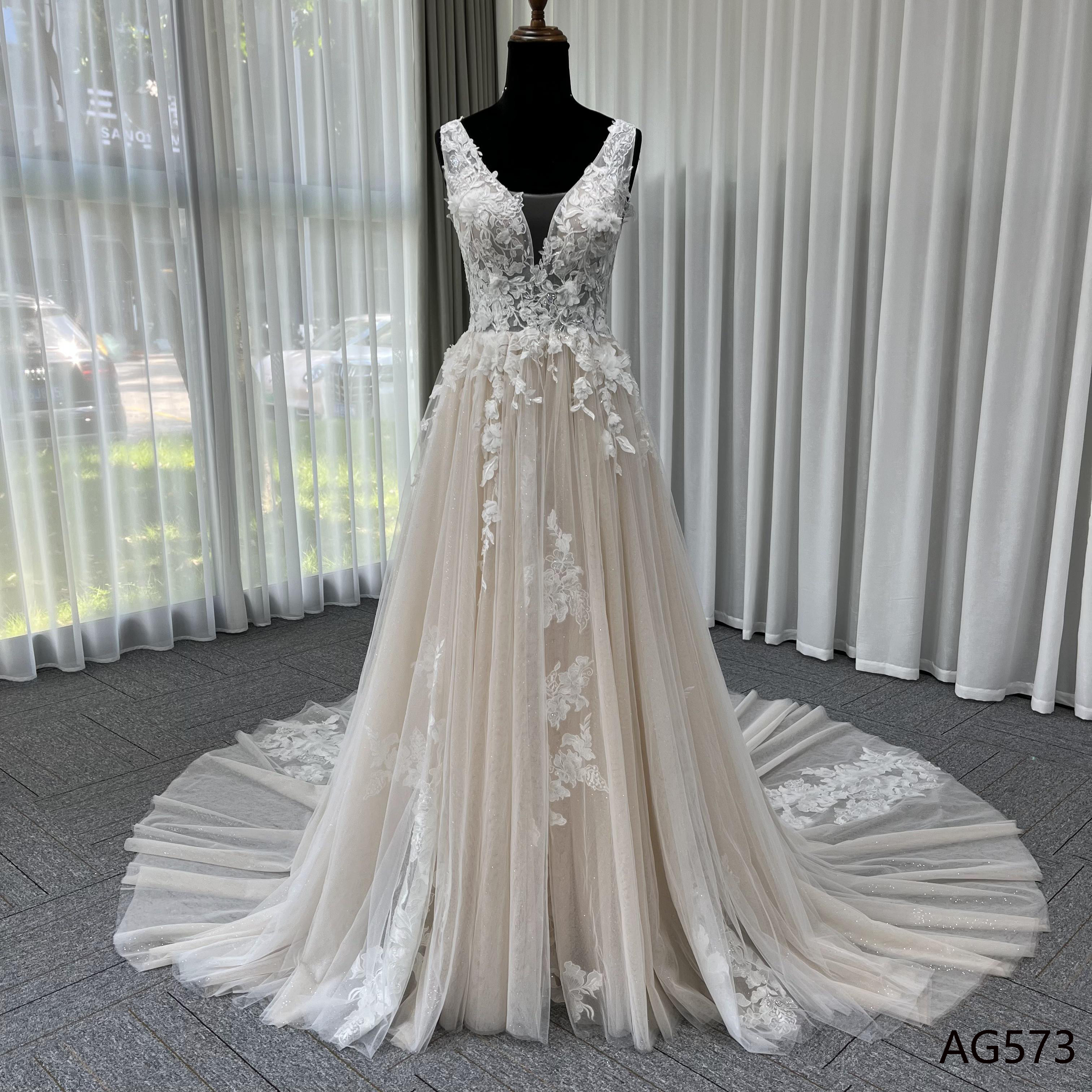 美品　アイボリー　ホワイト可能　クイーンアンネック　vネック背中あき　ファスナー　魅惑の刺繍　エレガントなシルエット挙式