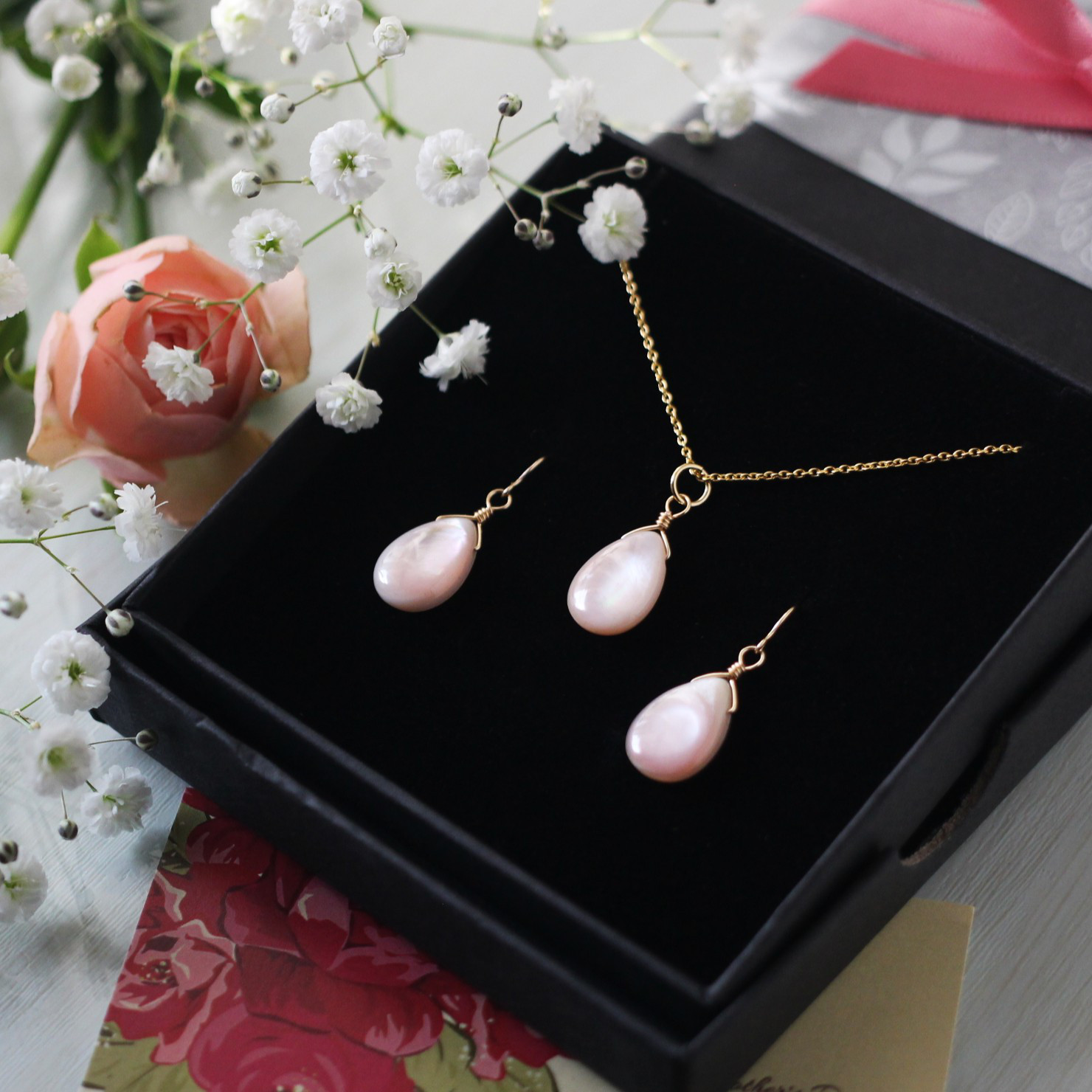 ご自愛福袋2026＊淡い桜色 ピンクシェルのシンプルなネックレスとピアス（イヤリング）のセット