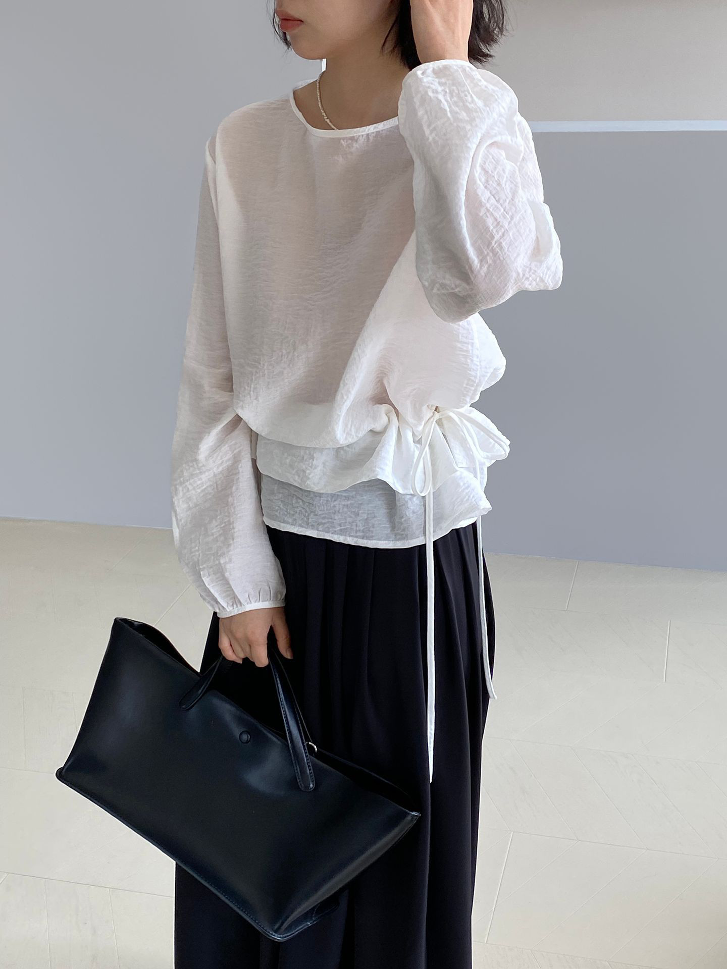 春の通勤にぴったり！ レイヤードデザインのシンプルスリムトップス2504-1ホワイト