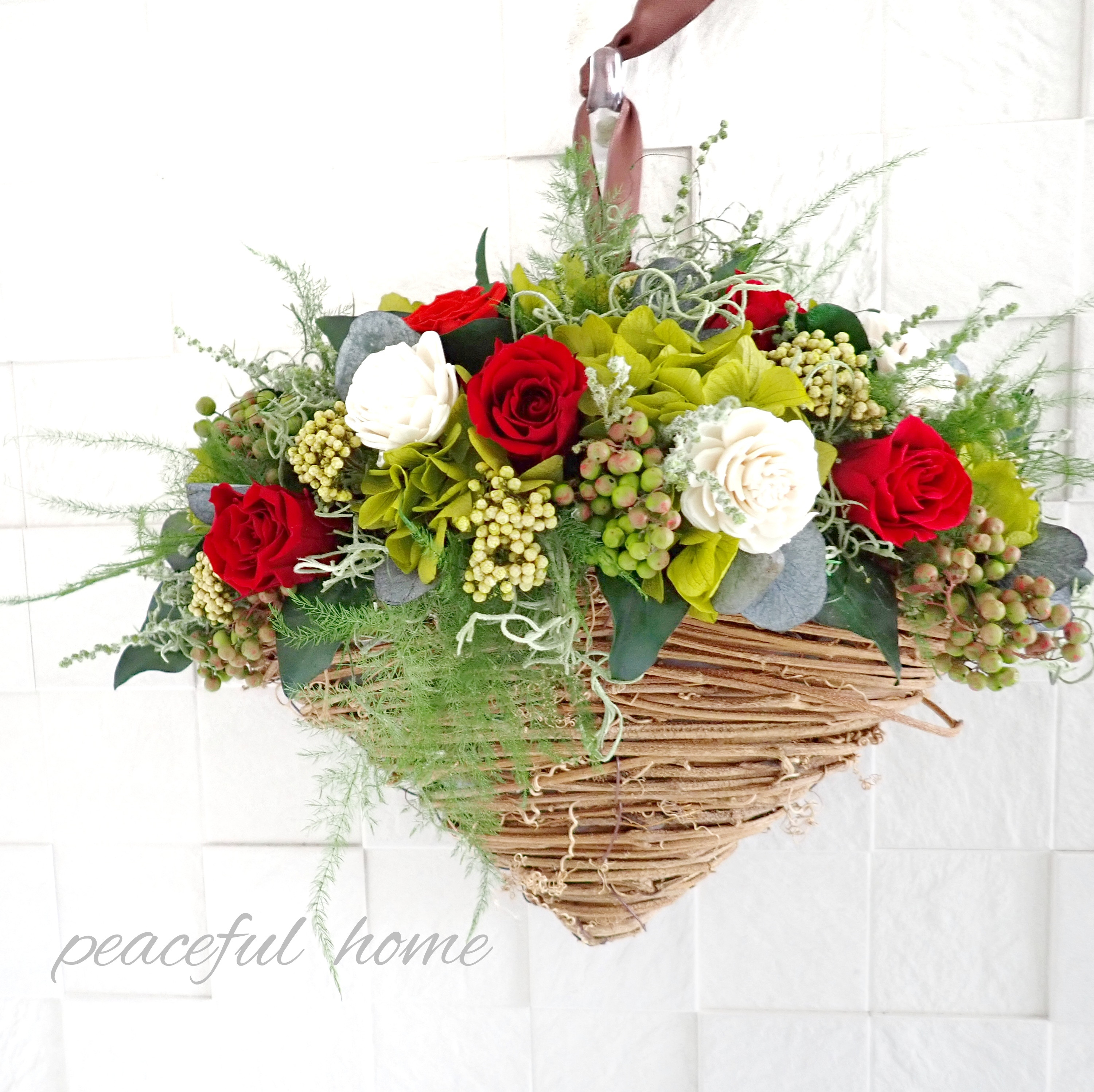 プリザーブドフラワー　赤バラとグリーンのバスケット壁掛け