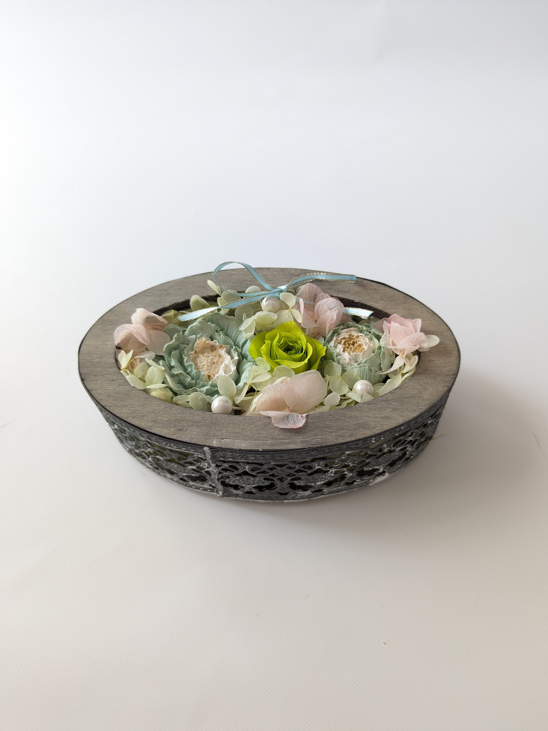 新緑、若草の優しさ　漆喰の花（淡いグリーン）2つとプリザーブドフラワーを使った置物