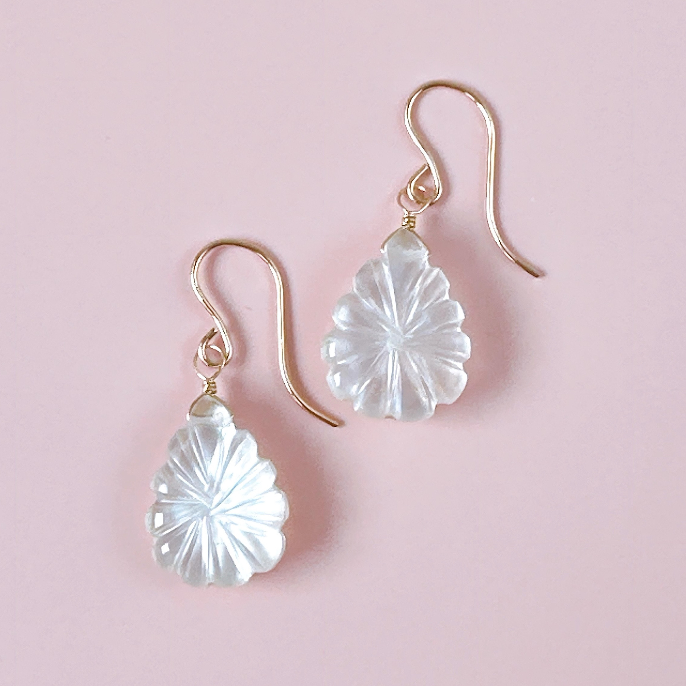 クリスタル＋マザーオブパールの揺れる一粒ピアス　14KGF