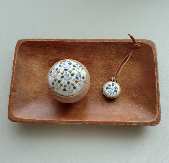 【再販】ピンクッション＋ニードルレストのセット（カラフルフラワー） 2枚目の画像