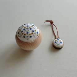 【再販】ピンクッション＋ニードルレストのセット（カラフルフラワー） 1枚目の画像