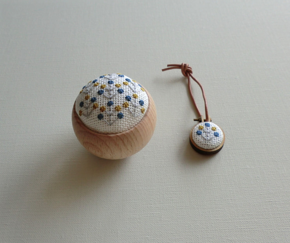 【再販】ピンクッション＋ニードルレストのセット（カラフルフラワー） 1枚目の画像