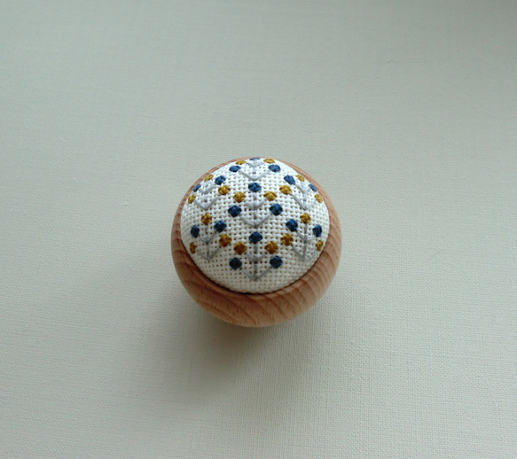 【再販】ピンクッション＋ニードルレストのセット（カラフルフラワー） 3枚目の画像