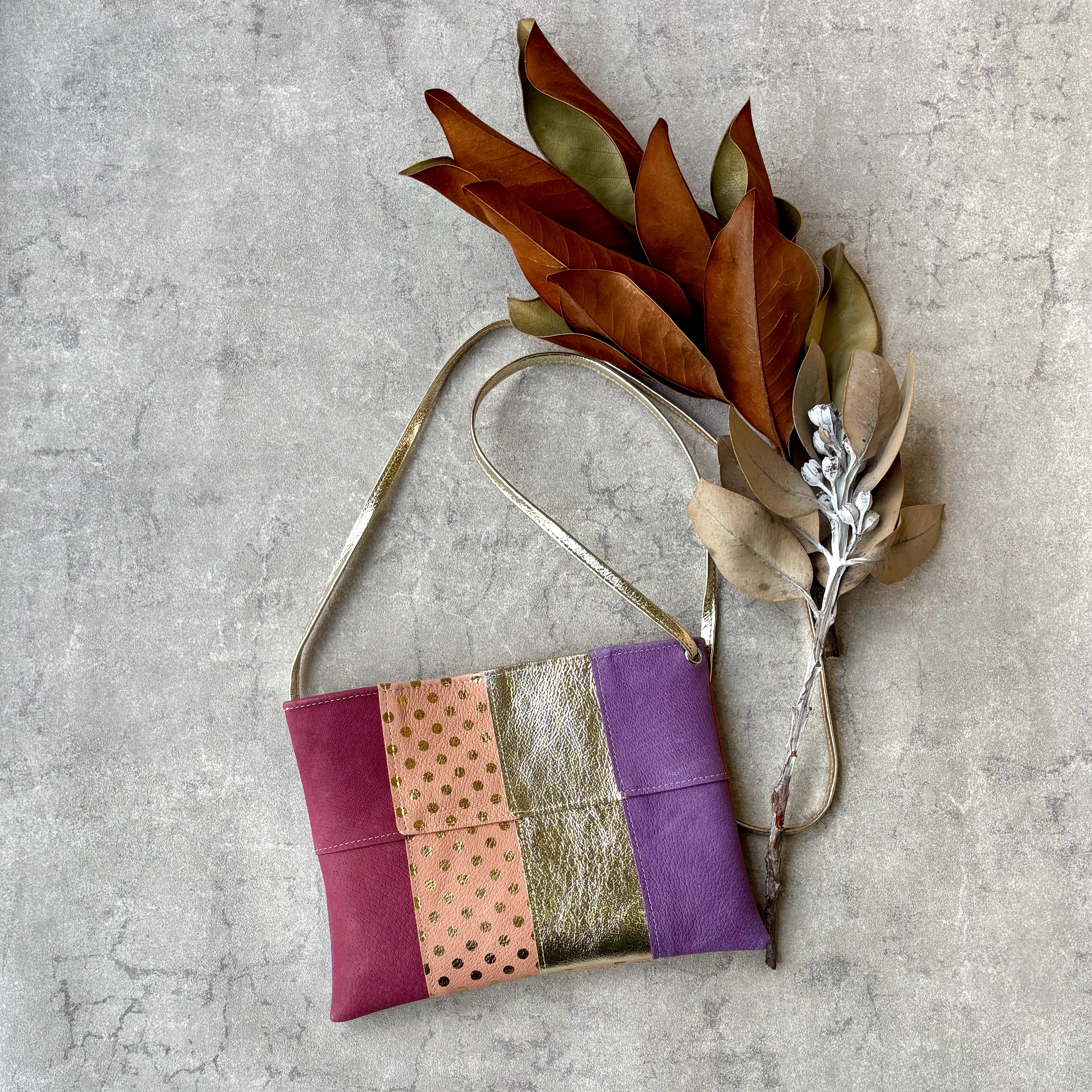 ピッグスキンのスマホポシェット　16ピース　ワイン系カラー 4,335円