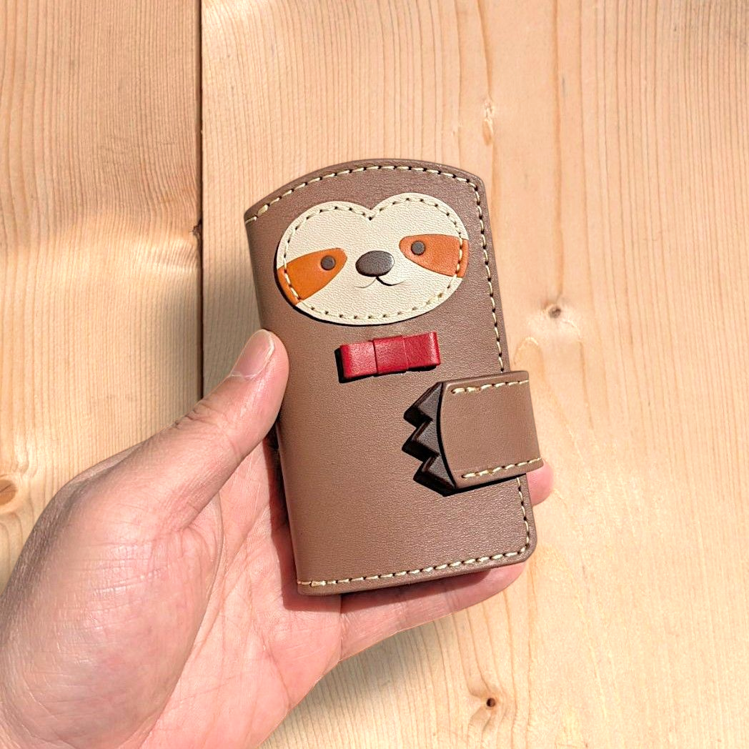 のんびりナマケモノの３つ折りレザーキーケース 4,745円