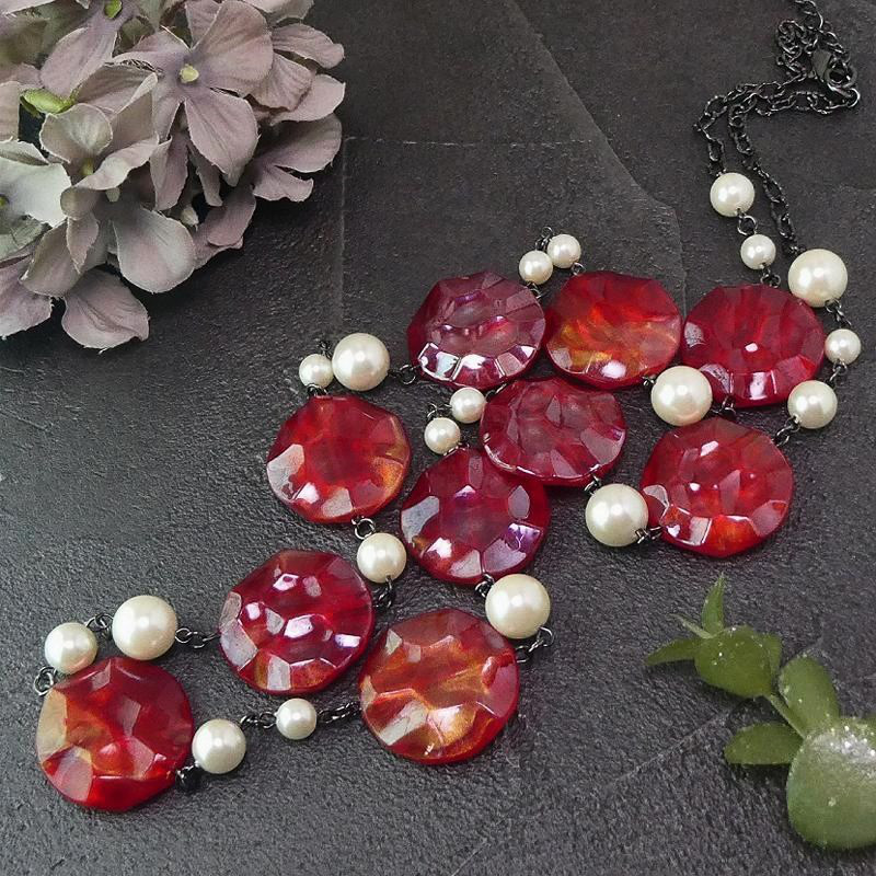 アクリルビーズと樹脂パールネックレス「揺らめく想い」　ロングネックレス　軽い　キラキラ　華やか