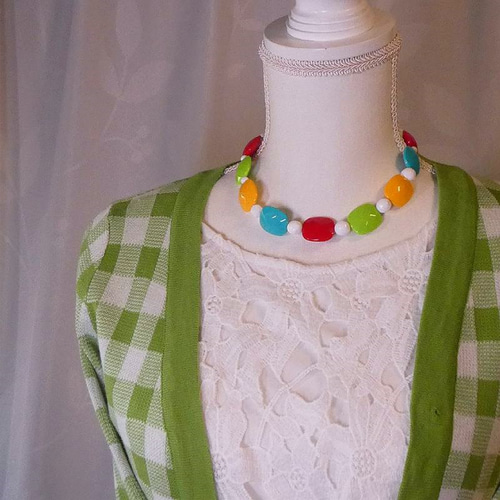 アクリルビーズのカラフルネックレス「おもちゃ箱」 ショート