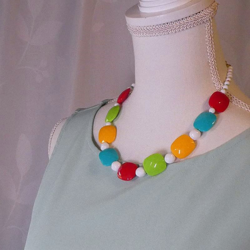 アクリルビーズのカラフルネックレス「おもちゃ箱」 ショート