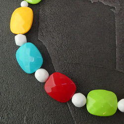 アクリルビーズのカラフルネックレス「おもちゃ箱」 ショート