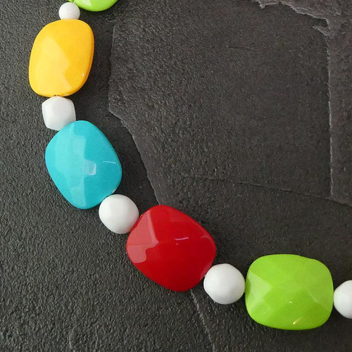 アクリルビーズのカラフルネックレス「おもちゃ箱」 ショート