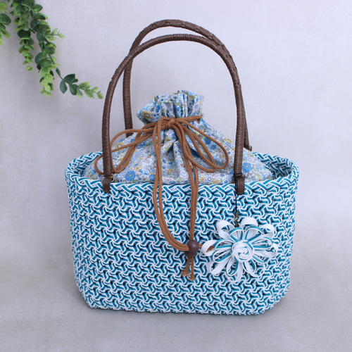 花編みかごバッグM小花 ターコイズブルー×白 クラフトバンド かご