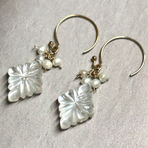 ホワイトシェル×クリスタル＊ローゼンジカービングビーズ＊2個 天然石