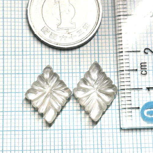 ホワイトシェル×クリスタル＊ローゼンジカービングビーズ＊2個 天然石