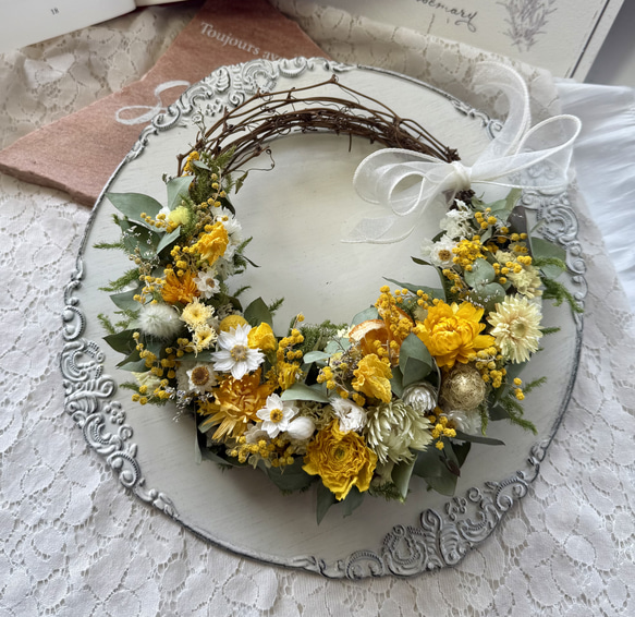 ミモザとオレンジの貝殻草ドライフラワーハーフリース