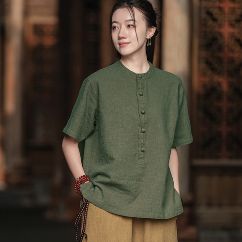 ラミーコットンの立ち襟くるみボタンTシャツ風トップスナチュラル