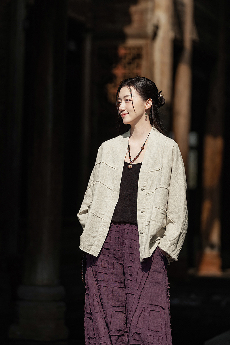 ラミーコットンのVネック砂洗いトップス控えめな存在感で魅せる8366