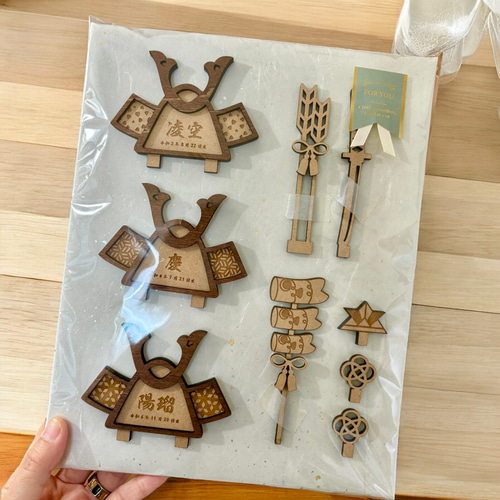 三つ子・3兄弟で飾れる！三つ並んだ 木製名入り兜 木札 こどもの日