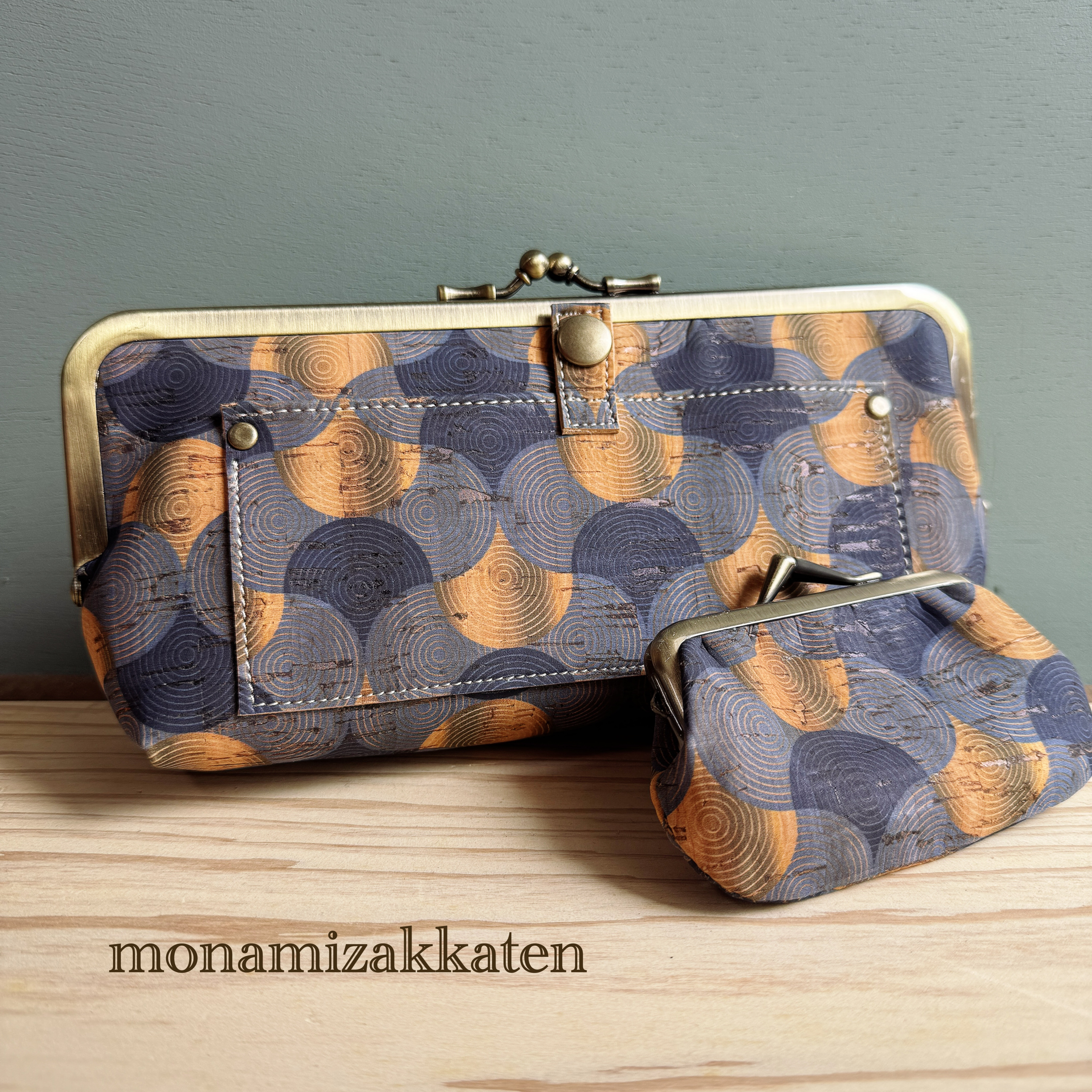 【送料無料】コルク生地　シックなネイビー模様の長財布　小銭入れ子がまセット