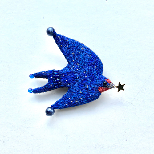 星空を纏うツバメさん 刺繍鳥ブローチ ブローチ kanac