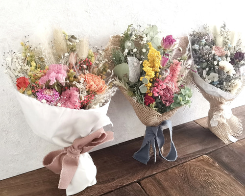 良質  送料込み＊セミオーダー】カーネーションとお好きなお花で束ねる フラワー・リース