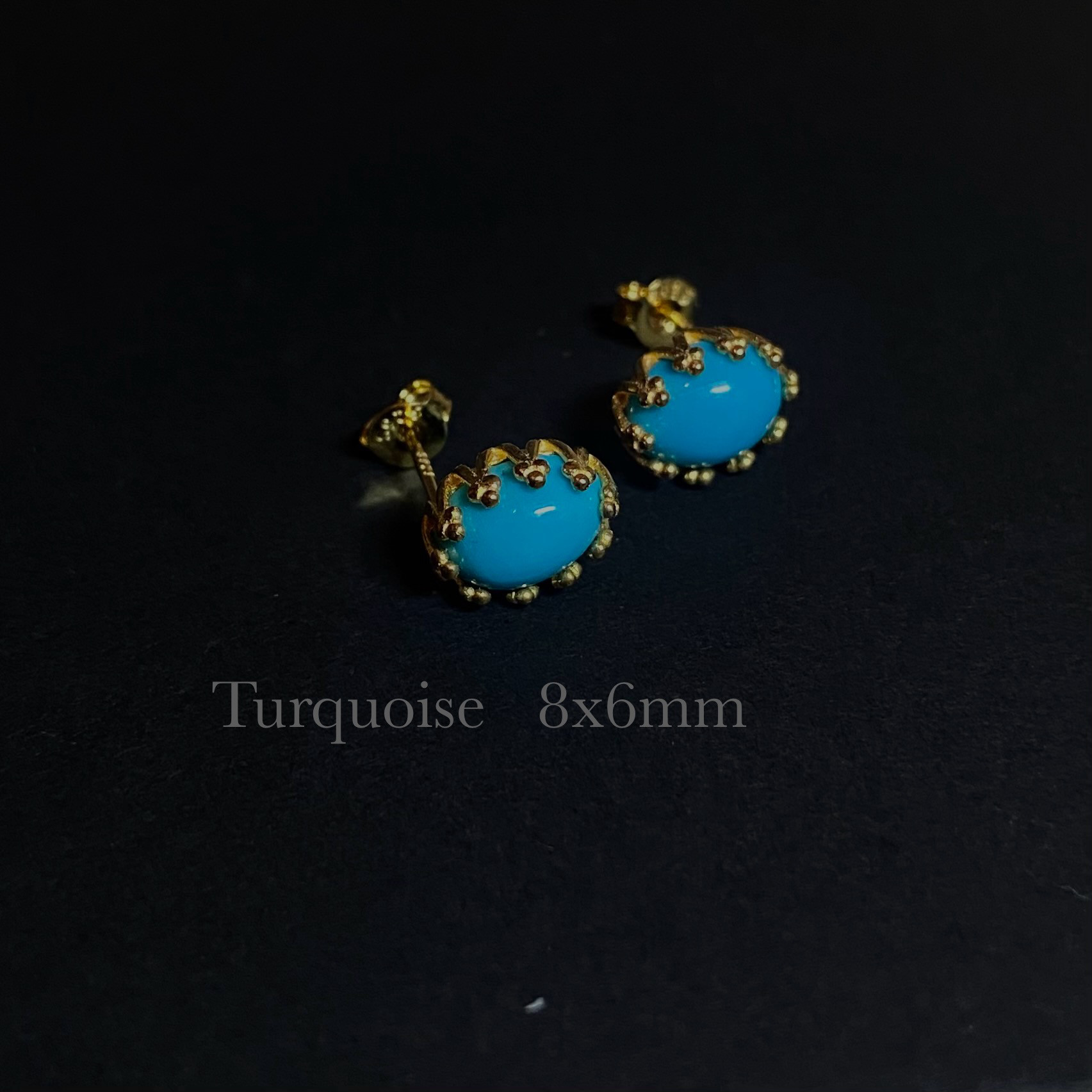 宝石質　ターコイズ  キングマンターコイズ  オーバルカボション　ピアス　クラウン　イエローゴールド　8mm x 6mm