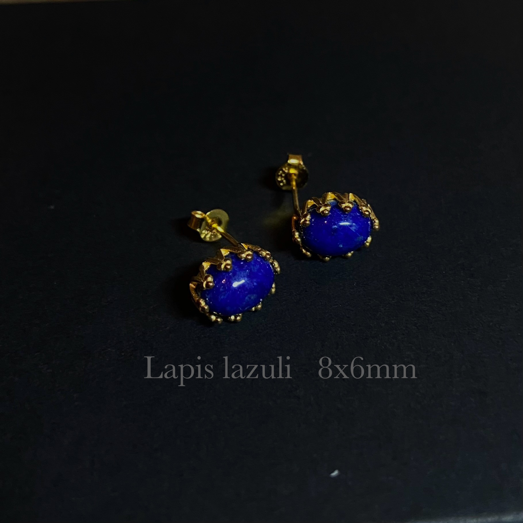 天然石　ラピスラズリ　オーバルカボション　ピアス　スタッドピアス　イエローゴールド　クラウン　8mm x 6mm