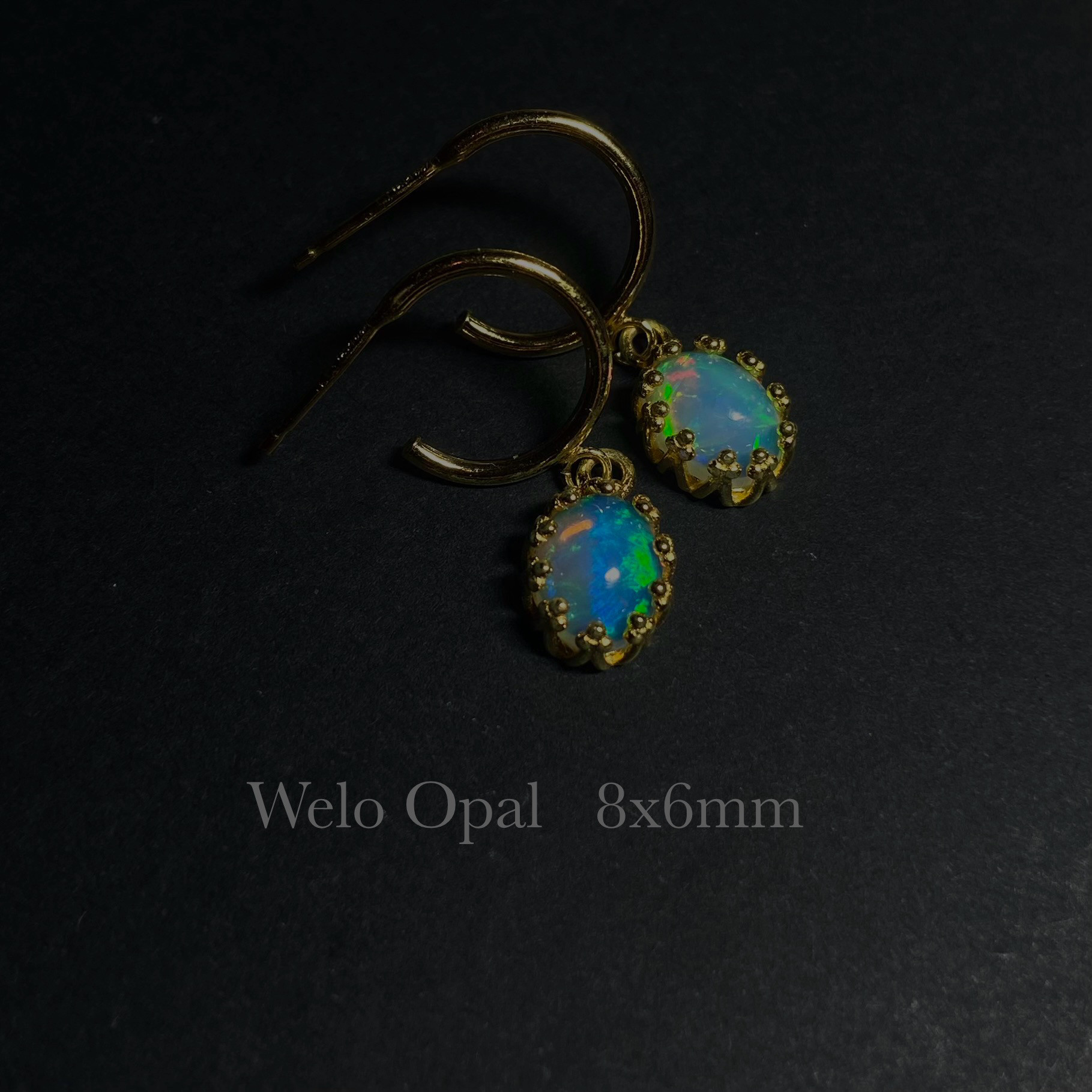 宝石質　オパール　プレシャスオパール　オーバルカボション　クラウン　イエローゴールド　ピアス　8mm x 6mm