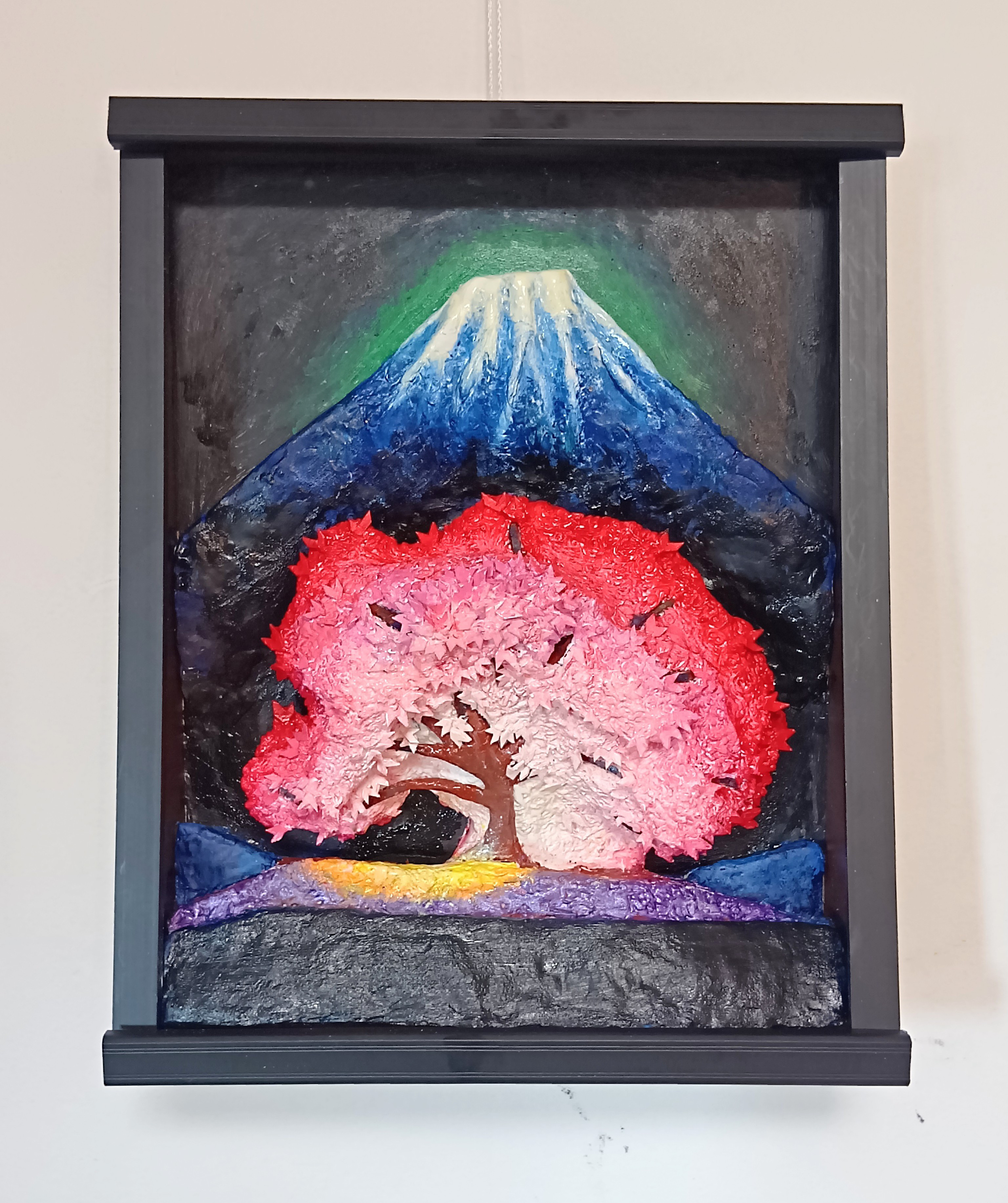 未来アートの「富士とわに塚桜のライトアップ」（クレイ絵画