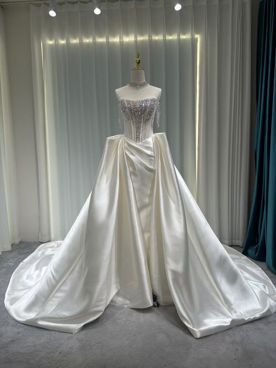 韓国スタイル　Aライン　スレンダーライン　チューブトップ　編み上げ　ビジュー付き　高級感溢れる　女王派サイズオーダー可能