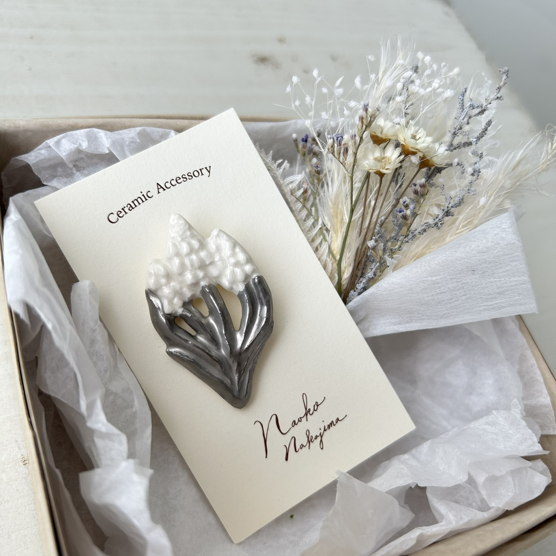 陶磁ブローチとミニミニブーケ　ムスカリ