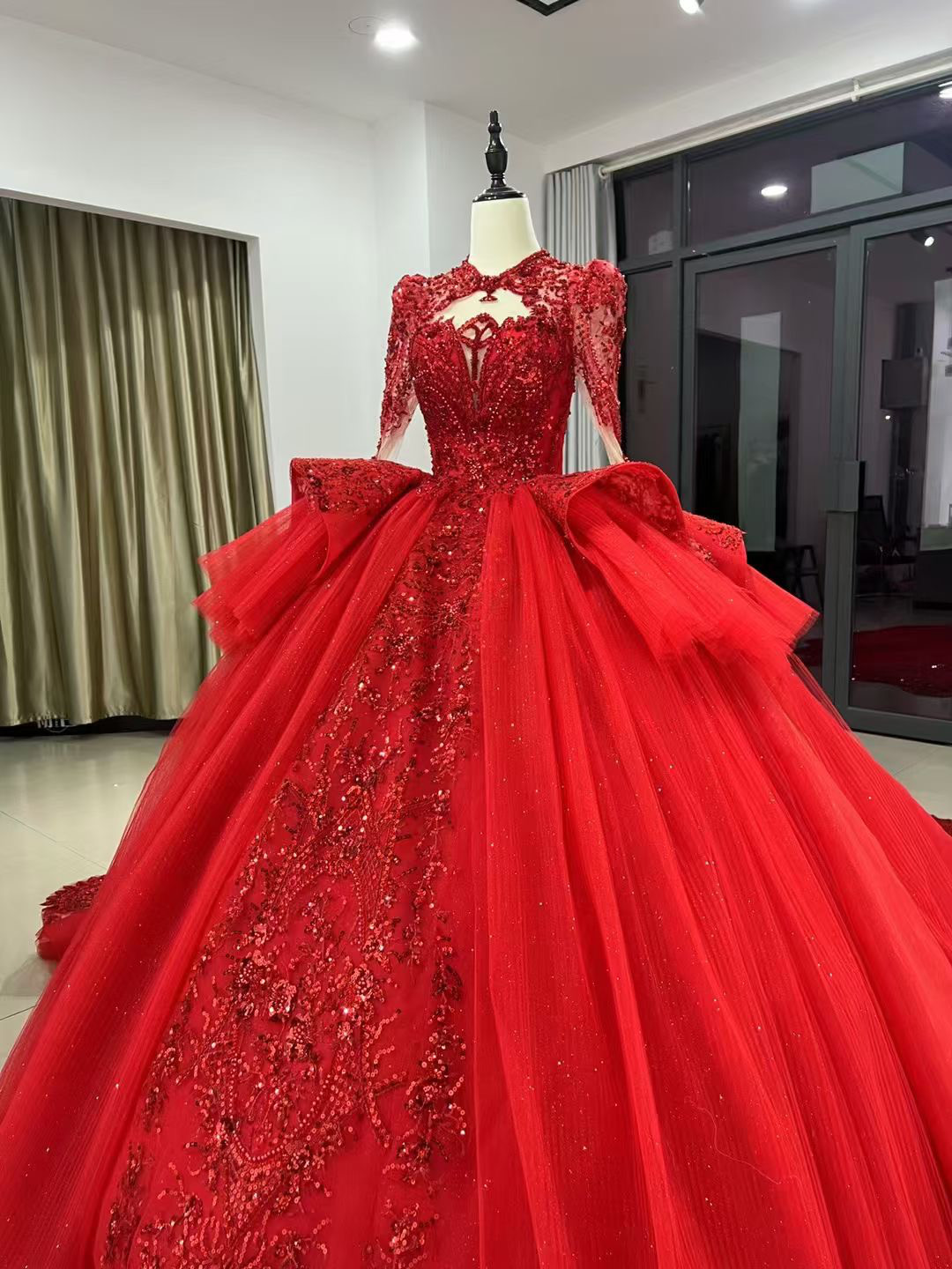 抜群のお洒落見え！赤　フロントカットアウネック　チュール　編み上げ　長袖　繊細なレース結婚式たっぷりビジュー　グッリター