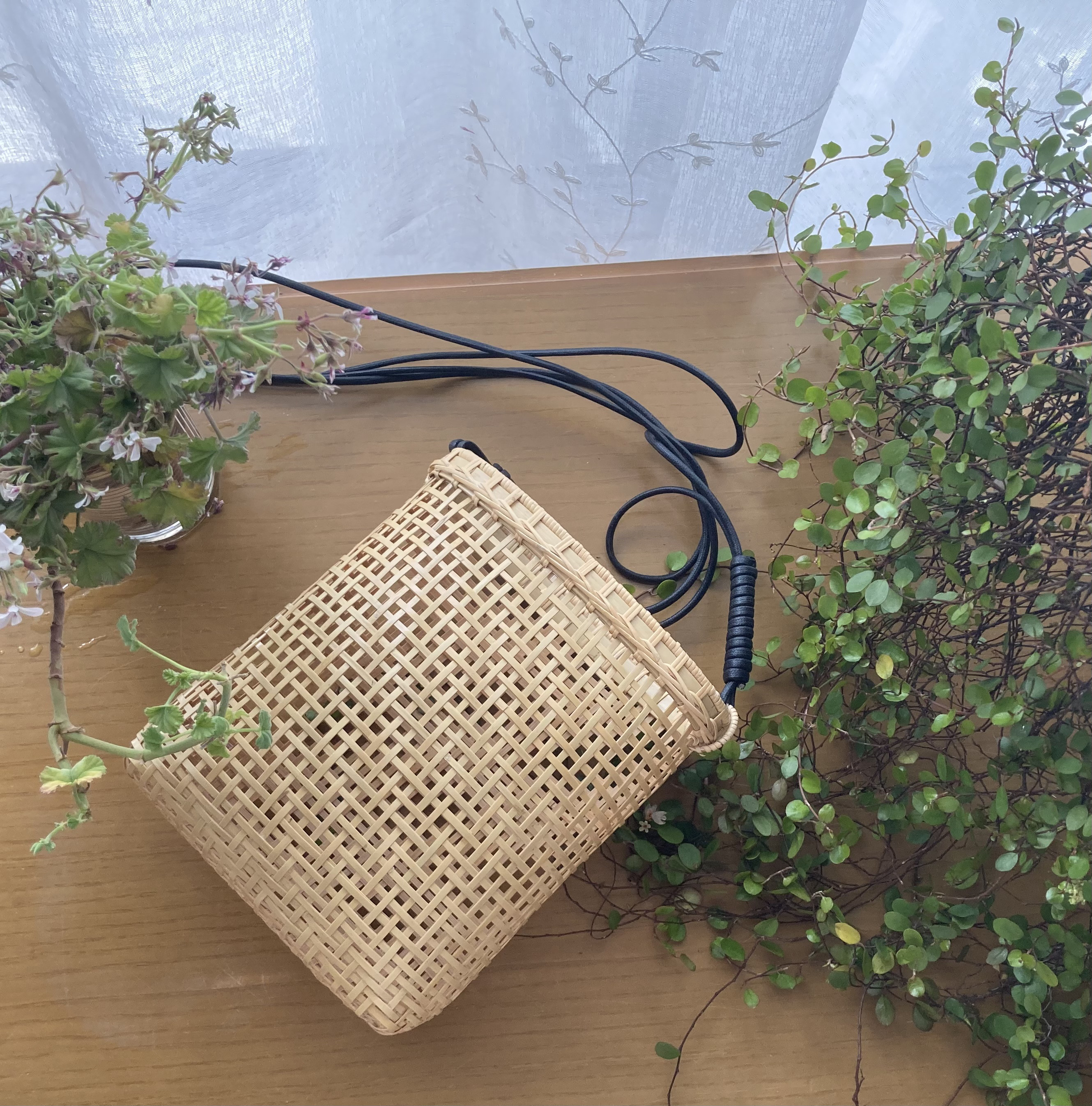 透かし網代編みポシェット