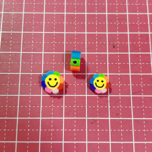 20個 フラワーニコちゃん 樹脂粘土 ビーズ カラフル スマイル 花