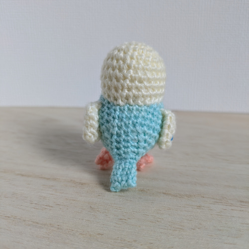 あみぐるみ とり鳥 セキセイインコ 白×水色 鼻青 手染め毛糸