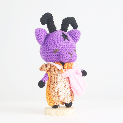 あみあみモンちゃん：あみぐるみのモンスター、立っちタイプの紫くん