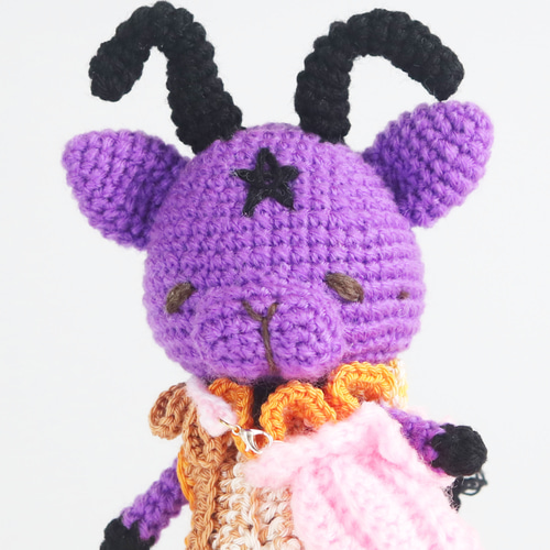 あみあみモンちゃん：あみぐるみのモンスター、立っちタイプの紫くん