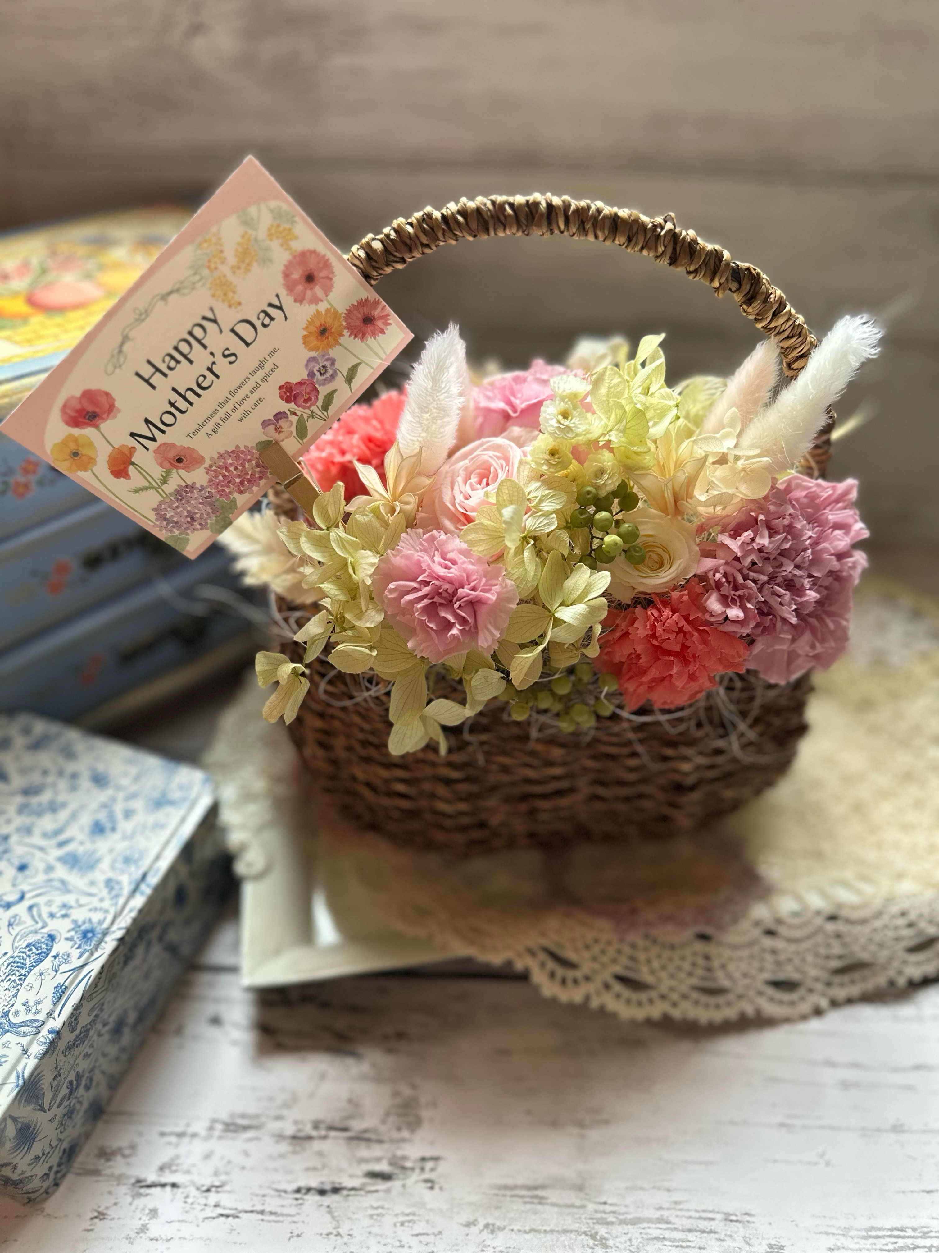 フラワーアレンジ　カーネーションとローズ、小花あふれる♡花かごバスケットアレンジ